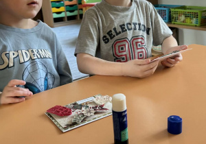 Zdjęcie przedstawia dzieci podczas warsztatów