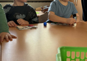 Zdjęcie przedstawia dzieci podczas warsztatów