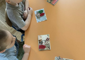 Zdjęcie przedstawia dzieci podczas warsztatów