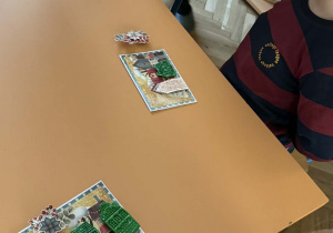 Zdjęcie przedstawia dzieci podczas warsztatów