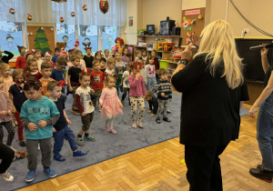 Zdjęcie przedstawia dzieci podczas koncertu muzycznego