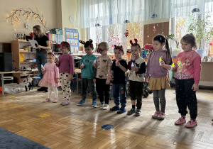 Zdjęcie przedstawia dzieci podczas koncertu muzycznego