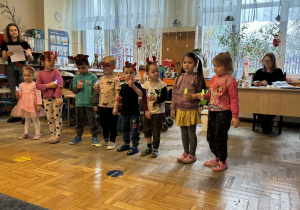 Zdjęcie przedstawia dzieci podczas koncertu muzycznego