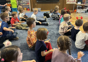 Zdjęcie przedstawia dzieci podczas koncertu muzycznego