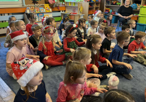 Zdjęcie przedstawia dzieci podczas koncertu muzycznego