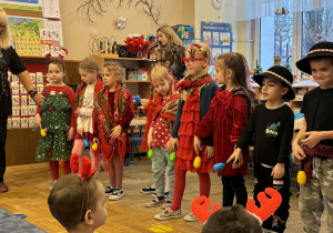 Zdjęcie przedstawia dzieci podczas koncertu muzycznego