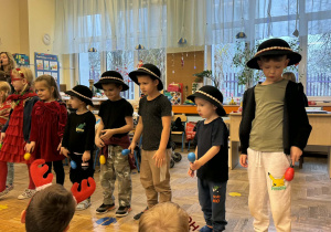 Zdjęcie przedstawia dzieci podczas koncertu muzycznego