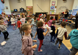 Zdjęcie przedstawia dzieci podczas koncertu muzycznego