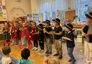 Zdjęcie przedstawia dzieci podczas koncertu muzycznego