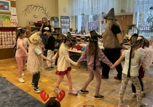 Zdjęcie przedstawia dzieci podczas koncertu muzycznego