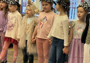 Zdjęcie przedstawia dzieci podczas koncertu muzycznego