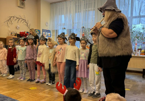 Zdjęcie przedstawia dzieci podczas koncertu muzycznego