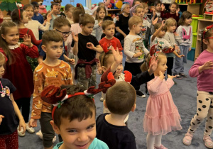 Zdjęcie przedstawia dzieci podczas koncertu muzycznego