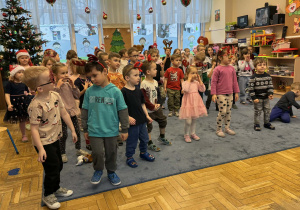 Zdjęcie przedstawia dzieci podczas koncertu muzycznego