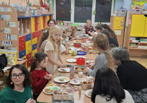 Zdjęcie przedstawia warsztaty piernikowe