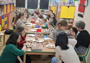 Zdjęcie przedstawia warsztaty piernikowe