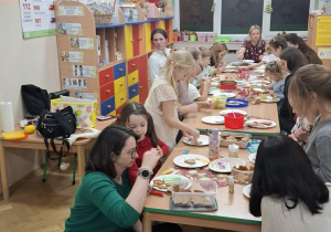 Zdjęcie przedstawia warsztaty piernikowe