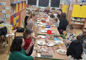 Zdjęcie przedstawia warsztaty piernikowe