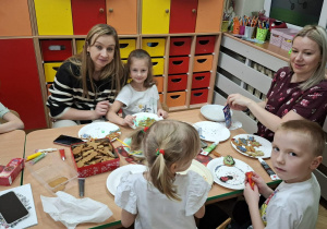 Zdjęcie przedstawia warsztaty piernikowe