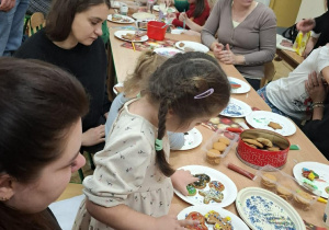 Zdjęcie przedstawia warsztaty piernikowe