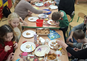 Zdjęcie przedstawia warsztaty piernikowe