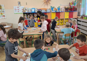 Zdjęcie przedstawia warsztaty kartek swiatecznych