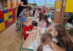 Zdjęcie przedstawia warsztaty kartek swiatecznych