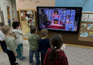 Zdjęcie przedstawia dzieci podczas ćwiczeń ruchowych