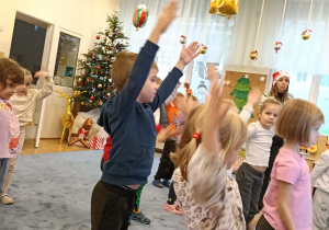 Zdjęcie przedstawia dzieci podczas ćwiczeń ruchowych