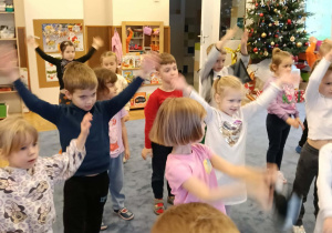 Zdjęcie przedstawia dzieci podczas ćwiczeń ruchowych