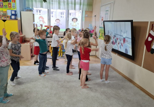 Zdjęcie przedstawia dzieci podczas ćwiczeń ruchowych