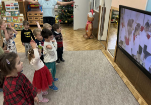 Zdjęcie przedstawia dzieci podczas ćwiczeń ruchowych