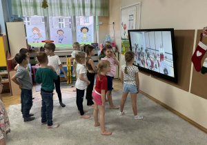 Zdjęcie przedstawia dzieci podczas ćwiczeń ruchowych