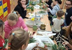 Zdjęcie przedstawia dzieci i rodziców podczas warsztatów