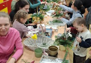 Zdjęcie przedstawia dzieci i rodziców podczas warsztatów