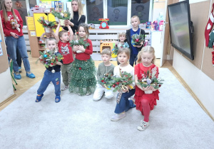 Zdjęcie przedstawia dzieci i rodziców podczas warsztatów