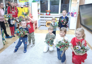 Zdjęcie przedstawia dzieci i rodziców podczas warsztatów