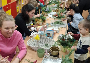 Zdjęcie przedstawia dzieci i rodziców podczas warsztatów