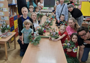 Zdjęcie przedstawia dzieci i rodziców podczas warsztatów