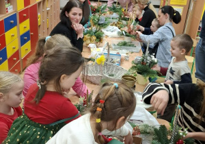 Zdjęcie przedstawia dzieci i rodziców podczas warsztatów