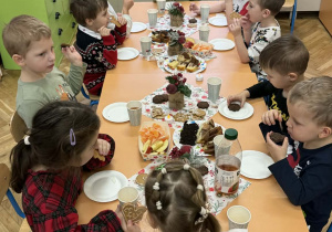 Zdjęcie przedstawia dzieci podczas wigilii