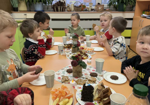 Zdjęcie przedstawia dzieci podczas wigilii