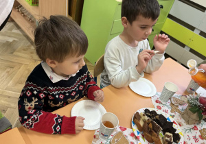 Zdjęcie przedstawia dzieci podczas wigilii