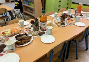 Zdjęcie przedstawia dzieci podczas wigilii