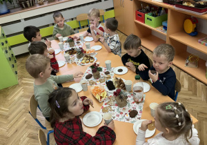 Zdjęcie przedstawia dzieci podczas wigilii