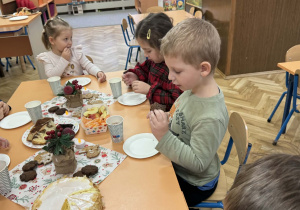 Zdjęcie przedstawia dzieci podczas wigilii