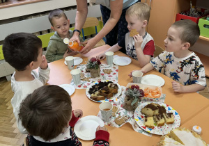 Zdjęcie przedstawia dzieci podczas wigilii