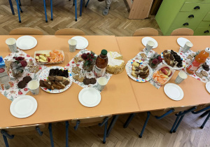 Zdjęcie przedstawia dzieci podczas wigilii