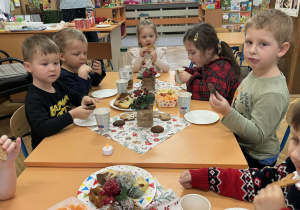 Zdjęcie przedstawia dzieci podczas wigilii