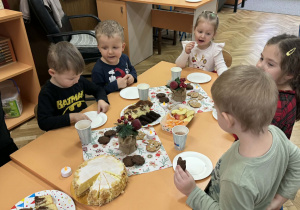 Zdjęcie przedstawia dzieci podczas wigilii